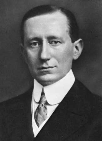 Guglielmo Marconi 2.jpg - Ha sviluppato il sistema di telegrafia via onde radio: evoluzioni di tale sistema portarono allo sviluppo dei moderni metodi  che utilizzano le comunicazioni senza fili.